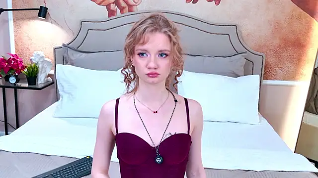 ElfieWhite online show from March 18, 2026, 3:24 pm