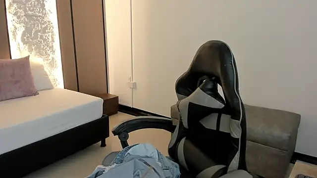 Snapshot of ariadna_boneville chatting on February 28, 2026, 2:44 am ariadna boneville online show from February 28, 2026, 2:44 am