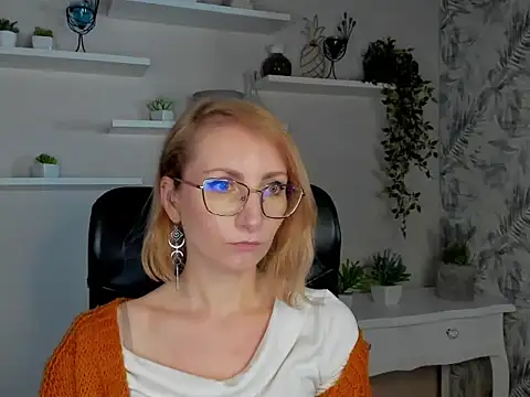 CinderellaMoon online show from February 19, 2026, 6:21 am