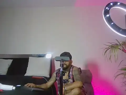 Snapshot of King_bear_25 chatting on February 28, 2026, 10:59 am King bear 25 online show from February 28, 2026, 10:59 am