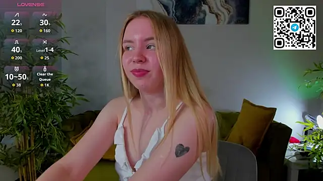 Snapshot of Linda__Bloom chatting on June 14, 2026, 2:24 am Linda Bloom online show from June 14, 2026, 2:24 am