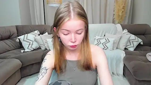 Snapshot of Violetta__Dreams chatting on May 25, 2026, 4:56 am Violetta Dreams online show from May 25, 2026, 4:56 am