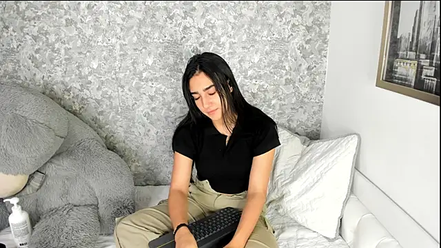 Snapshot of Anika_H chatting on May 2, 2026, 1:05 pm Anika H online show from May 2, 2026, 1:05 pm