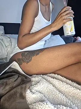 Snapshot of Cinnamonbunn chatting on February 18, 2026, 7:43 pm Cinnamonbunn online show from February 18, 2026, 7:43 pm