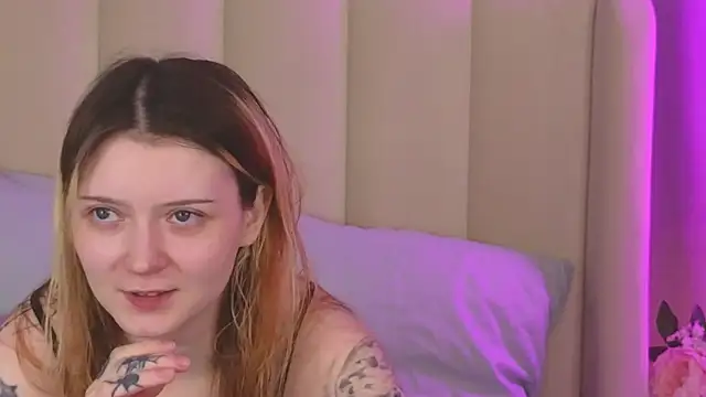Snapshot of AlyssFrost chatting on July 1, 2026, 4:02 am AlyssFrost online show from July 1, 2026, 4:02 am