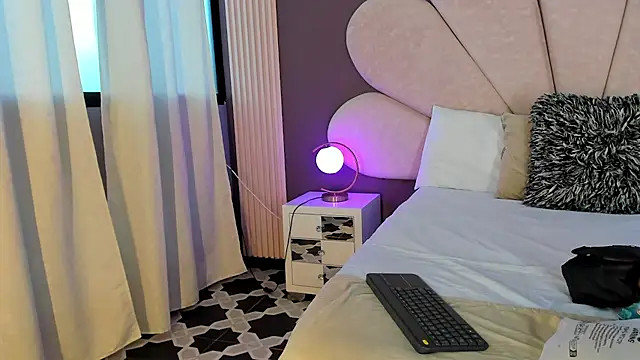 PerlaRogerss  online show from April 4, 2026, 11:28 am