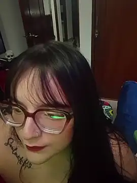 daphneev online show from May 8, 2026, 10:46 pm