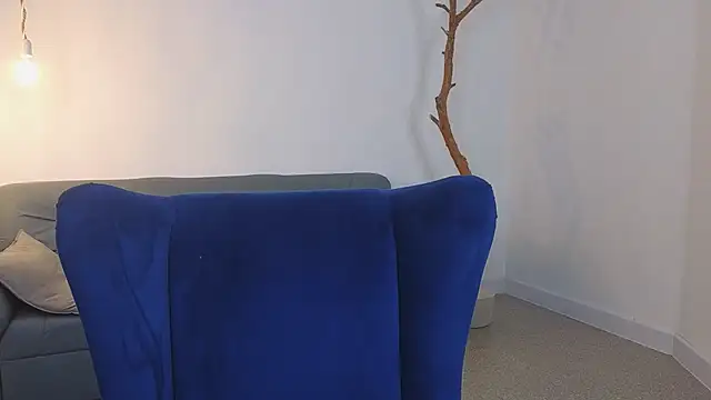 DeliaEffy online show from April 5, 2026, 12:45 pm