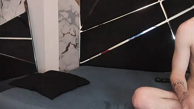 Couple In Heat online show from April 16, 2026, 9:39 pm