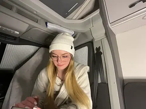 Snapshot of melanieTesss chatting on February 18, 2026, 11:45 pm melanieTesss online show from February 18, 2026, 11:45 pm