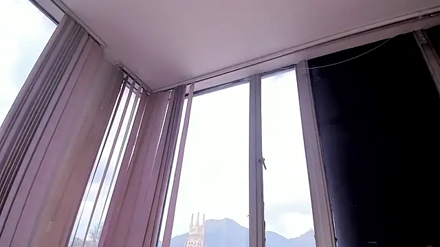 kendra crow  online show from February 25, 2026, 6:30 pm