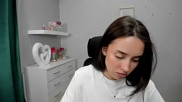 AdeleSolo online show from April 7, 2026, 5:42 am