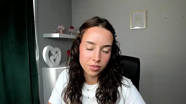 Snapshot of AdeleSolo chatting on June 22, 2026, 12:35 pm AdeleSolo online show from June 22, 2026, 12:35 pm
