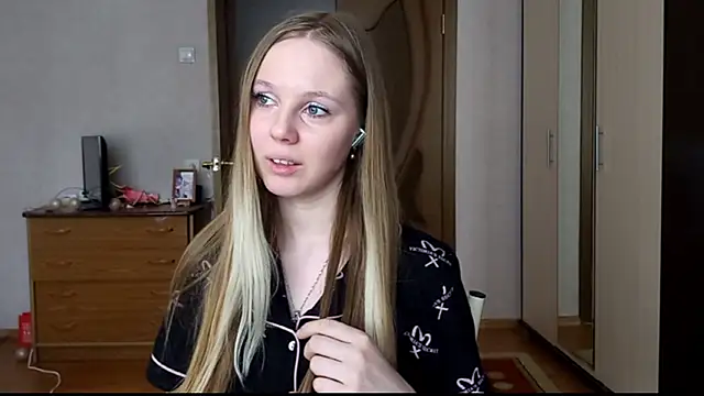 VictoriaDeese online show from February 22, 2026, 4:37 am