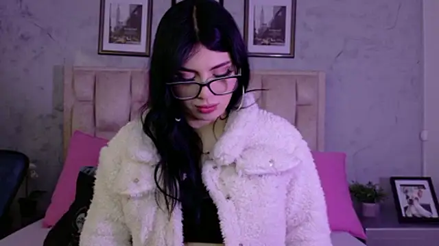 IsabellaRossi online show from April 14, 2026, 5:29 pm