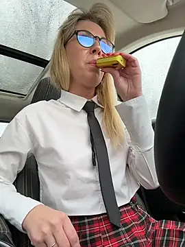 Snapshot of LisaMurr chatting on February 22, 2026, 12:18 pm LisaMurr online show from February 22, 2026, 12:18 pm