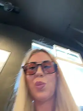 Snapshot of LisaMurr chatting on May 14, 2026, 12:02 pm LisaMurr online show from May 14, 2026, 12:02 pm