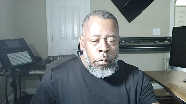 Cleozevo1961 online show from May 26, 2026, 2:48 pm