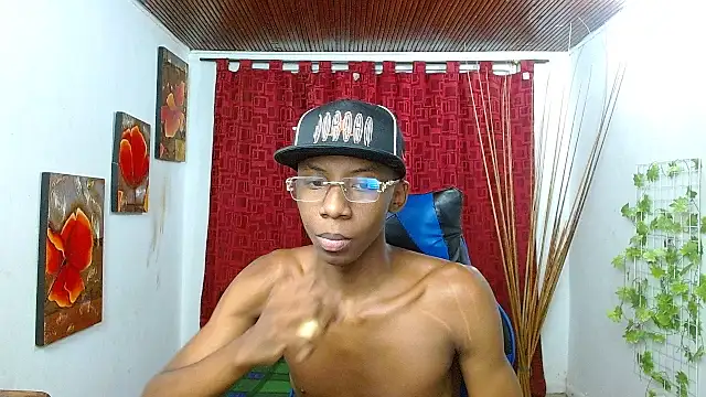 Snapshot of milo018 chatting on April 21, 2026, 8:21 am milo018 online show from April 21, 2026, 8:21 am
