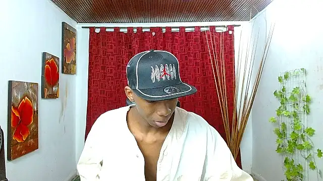 Snapshot of milo018 chatting on April 22, 2026, 9:27 am milo018 online show from April 22, 2026, 9:27 am
