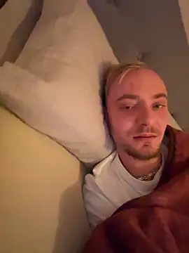 Snapshot of Crevette311 chatting on November 23, 2025, 11:04 pm Crevette311 online show from November 23, 2025, 11:04 pm