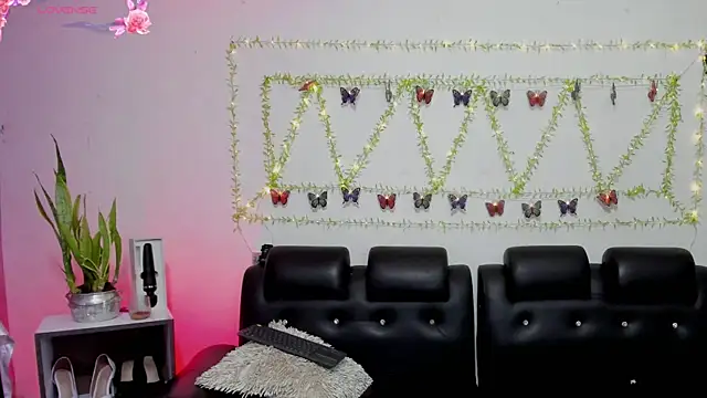 Snapshot of aria-voss chatting on April 8, 2026, 12:17 pm aria-voss online show from April 8, 2026, 12:17 pm