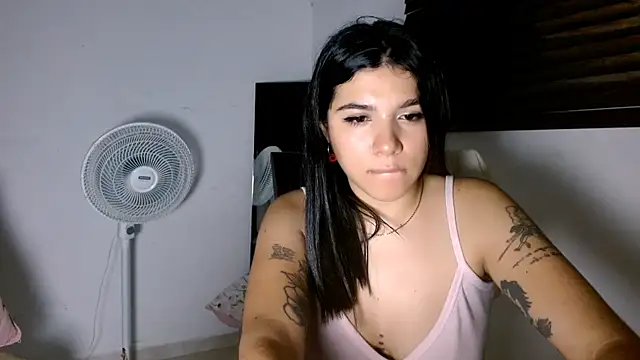 MiaDiamontLatin online show from May 22, 2026, 3:04 am