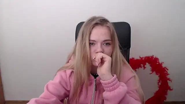 FoxiLana online show from February 18, 2026, 10:12 am