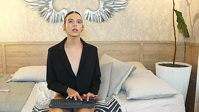 Luxa Velvet online show from March 14, 2026, 1:06 pm