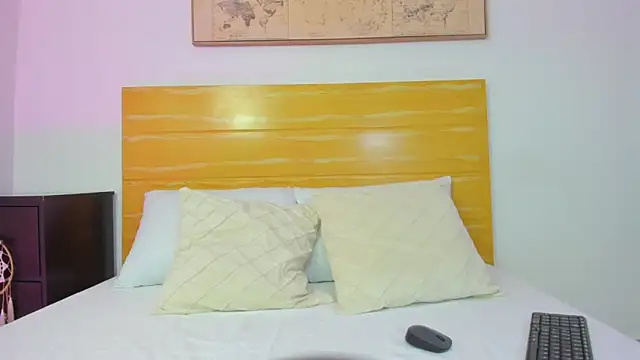 mia watsonn  online show from April 12, 2026, 2:59 am