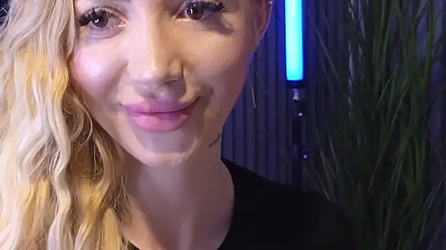 Snapshot of KarmaArms chatting on July 16, 2026, 7:33 pm KarmaArms online show from July 16, 2026, 7:33 pm