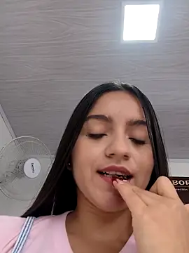 DulceCaroX online show from June 16, 2026, 1:33 pm