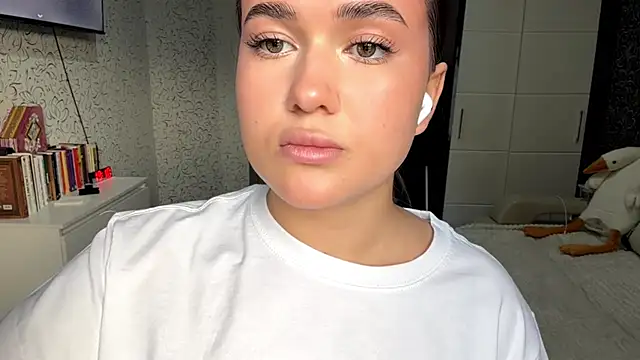 JoycelynUrion online show from April 11, 2026, 11:14 am