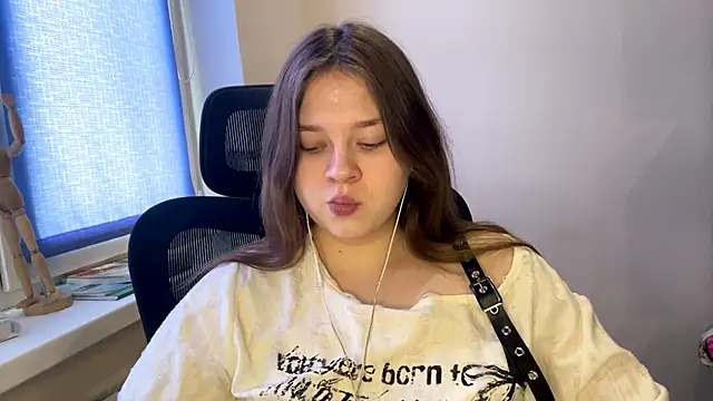 TomikoPfau online show from March 5, 2026, 9:17 am