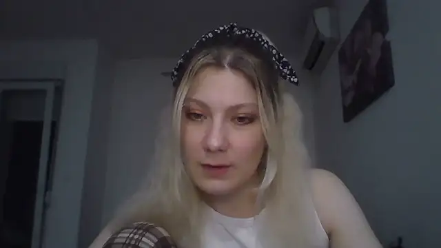 Foxy Bright online show from March 24, 2026, 7:25 pm