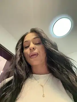 Olivia Noor online show from May 4, 2026, 8:22 pm
