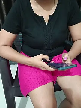 Queenlipx online show from March 25, 2026, 4:06 pm