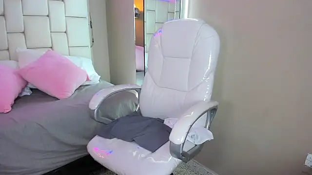 Snapshot of Evelyn_sexy18 chatting on March 1, 2026, 12:10 am Evelyn sexy18 online show from March 1, 2026, 12:10 am