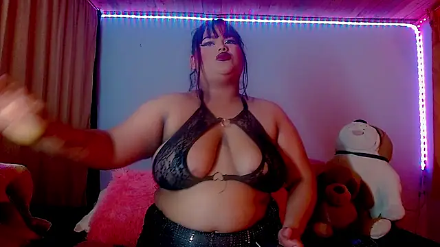 NikollThoms online show from April 7, 2026, 3:19 am