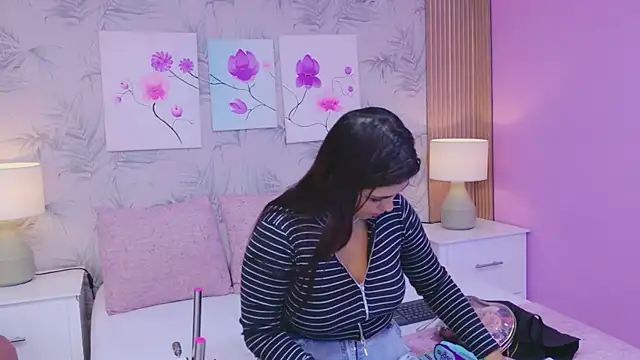 EmmaLeens online show from April 16, 2026, 11:55 am