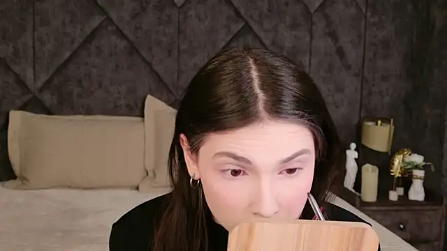 GIGI DAVS online show from April 5, 2026, 8:48 pm