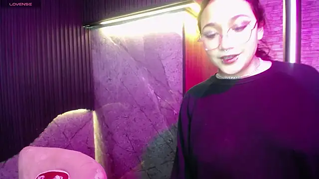 Aura cute  online show from April 9, 2026, 3:41 am