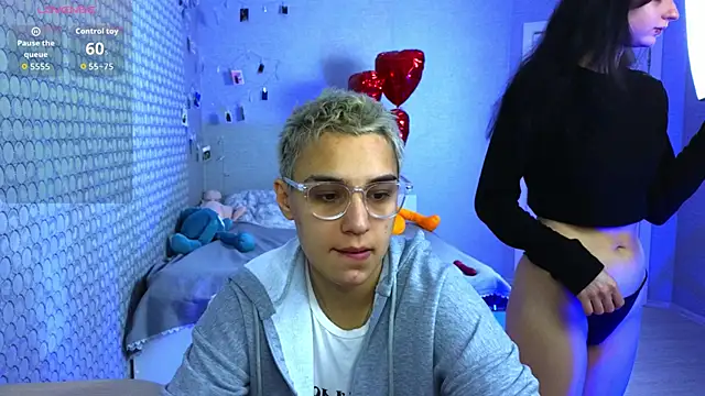 Snapshot of LuxuryLoverss chatting on March 3, 2026, 11:06 am LuxuryLoverss online show from March 3, 2026, 11:06 am