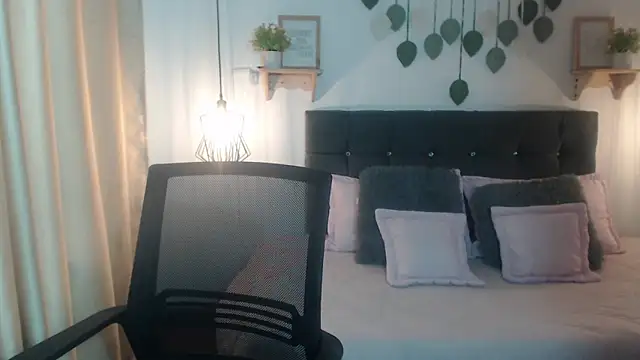 Emma hassani online show from March 30, 2026, 2:07 pm