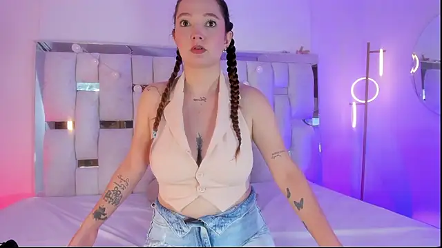 Snapshot of HecateCorvin chatting on February 24, 2026, 12:28 pm HecateCorvin online show from February 24, 2026, 12:28 pm