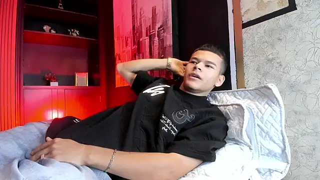 DylanRoyce  online show from April 3, 2026, 12:44 pm