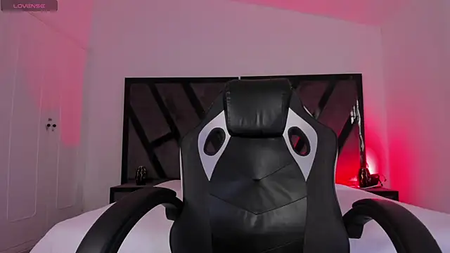 DylanRoyce  online show from April 6, 2026, 12:39 pm