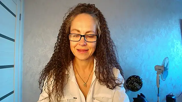 Snapshot of LioraWeiss chatting on June 3, 2026, 2:33 pm LioraWeiss online show from June 3, 2026, 2:33 pm
