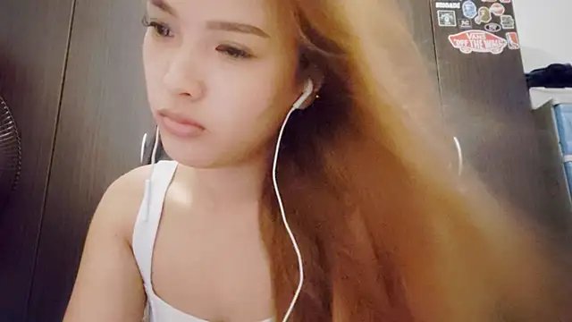 Snapshot of EllieCoconut001 chatting on June 15, 2026, 10:37 am EllieCoconut001 online show from June 15, 2026, 10:37 am