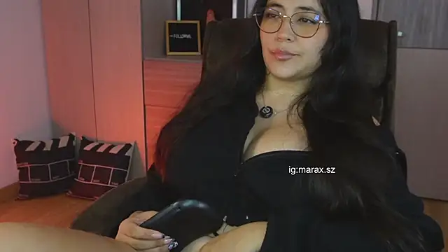 Snapshot of Mara_HugeAss chatting on June 7, 2026, 10:37 pm Mara HugeAss online show from June 7, 2026, 10:37 pm